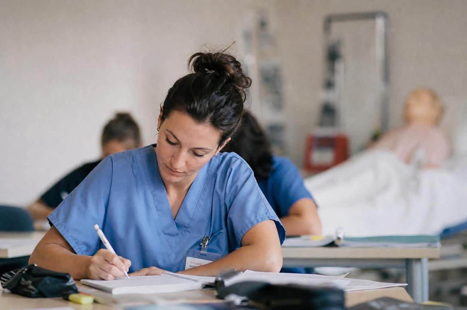 découvrez les étapes clés et les conseils pratiques pour réussir votre reconversion professionnelle en infirmier, un métier passionnant et humain.